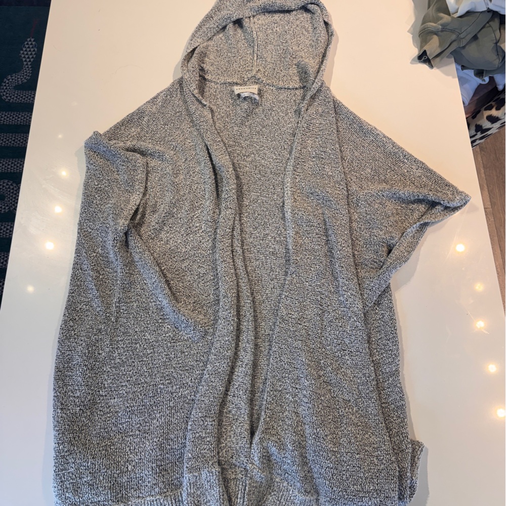 Aritzia Hooded Short-Sleeve Knit Shrug in Light Gray